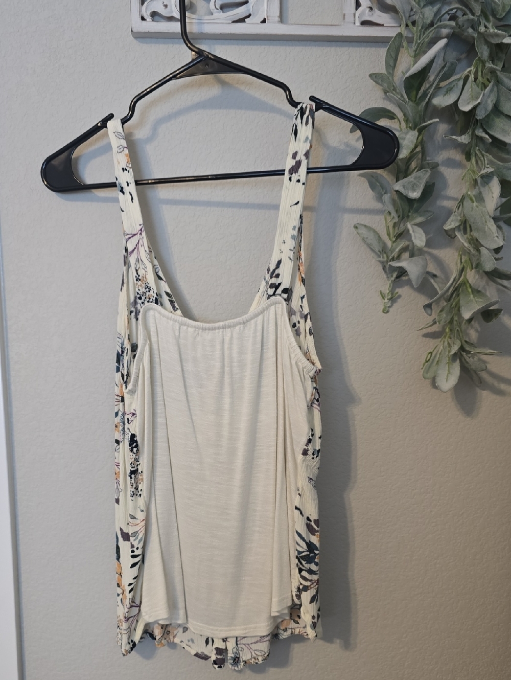 Sleeveless Cream Floral Button-Front Tank Top - Picture 4 of 4